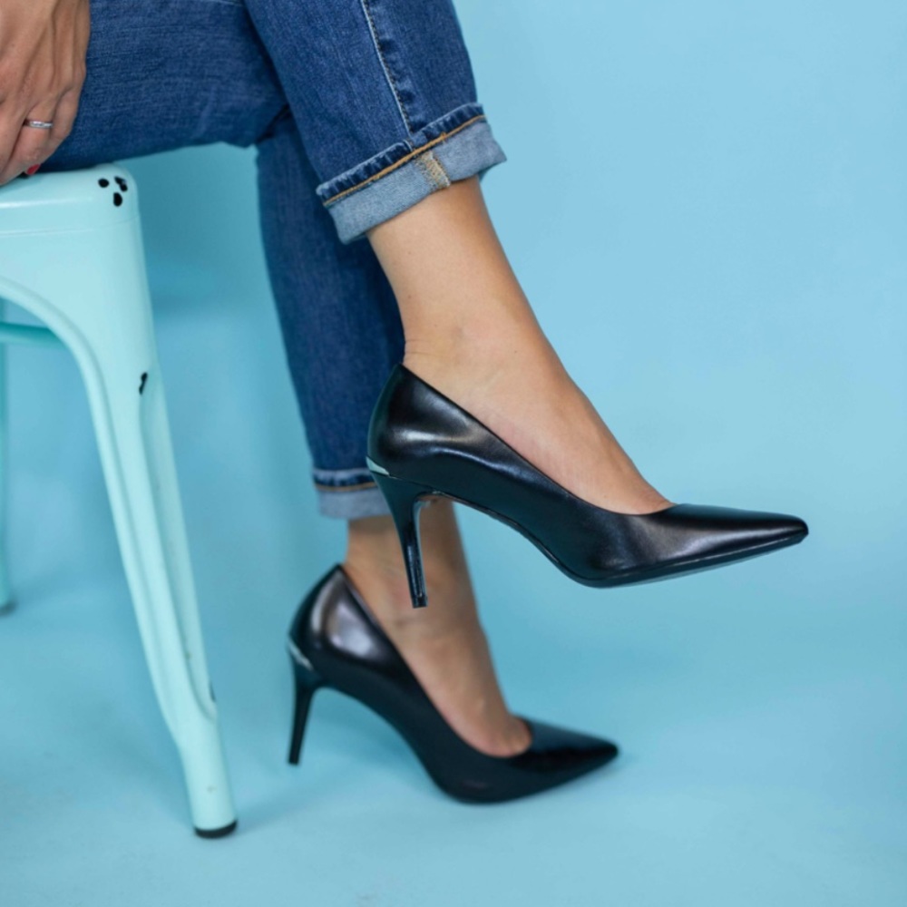 LAUREN RALPH LAUREN Women's Black Leather Almond Toe Classic Pumps Heels